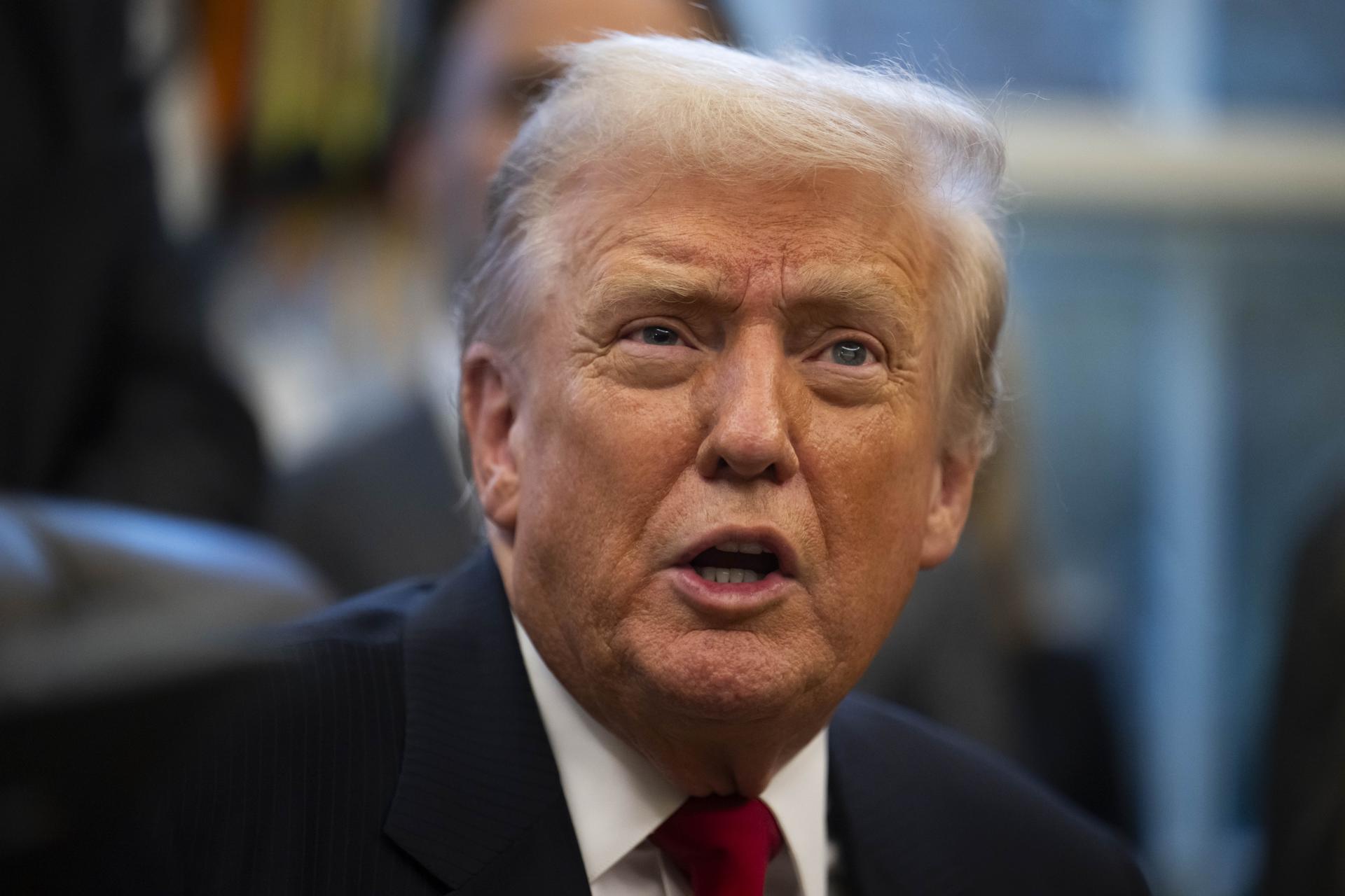 WASHINGTON (United States), 11/11/2025.- US President Donald Trump speaks to members of the media during a swearing in ceremony for Sergio Gor, the new US Ambassador to India, in the Oval Office at the White House in Washington, DC, USA, 10 November 2025. EFE/EPA/GRAIG HUDSON / POOL