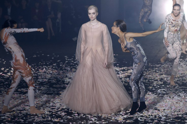 Danza y feminismo en la pasarela de Dior en París