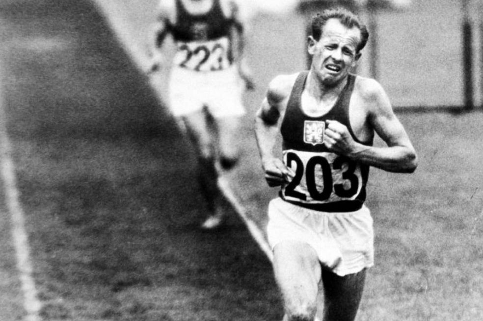 El checo Emil Zatopek, especialista en pruebas de fondo, cimentó su historia en los Juegos Olímpicos de Londres 1948 y, especialmente, en los de Helsinki 1952, donde logró el triplete del campeonato en los 5.000 metros, 10.000 metros y maratón. Un logro que nadie más ha logrado en la historia del atletismo olímpico.