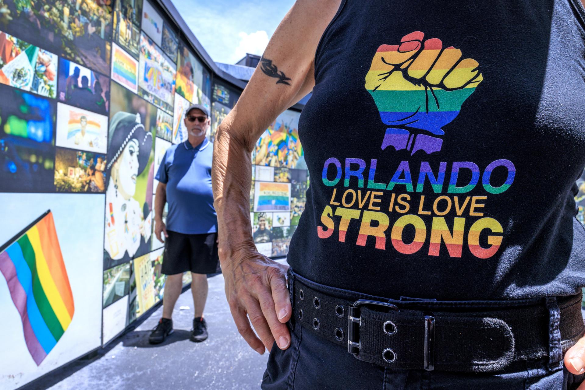 ORLANDO (United States), 12/06/2025.- People visit the Pulse Interim Memorial at the site of the 2016 Pulse nightclub shooting in Orlando, Florida, USA, 12 June 2025. The city of Orlando, which now owns the site, is providing private, guided tours through the Nightclub Pulse building for family members and survivors. The city plans to demolish most of the club to make way for a permanent memorial. On 12 June 2016, 49 people were shot and killed and 53 more wounded in a mass shooting at the gay nightclub. EFE/EPA/CRISTOBAL HERRERA-ULASHKEVICH
