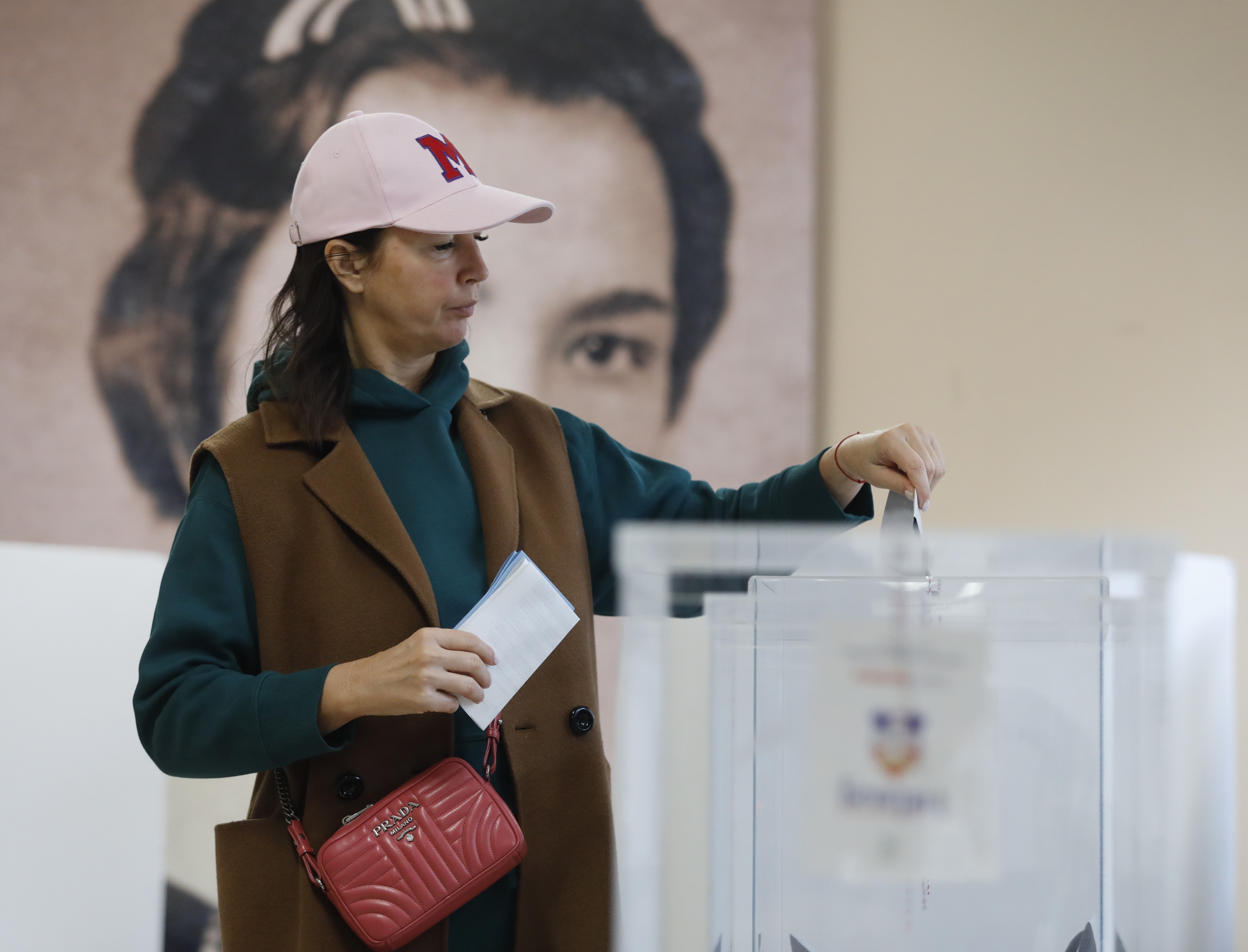 Belgrade (Serbia), 03/04/2022.- A woman casts her ballot during the general elections in Belgrade, Serbia, 03 April 2022. Voters in Serbia are voting for the members or Parliament, the President and the municipal deputies. (Elecciones, Belgrado) EFE/EPA/MARKO DJOKOVIC