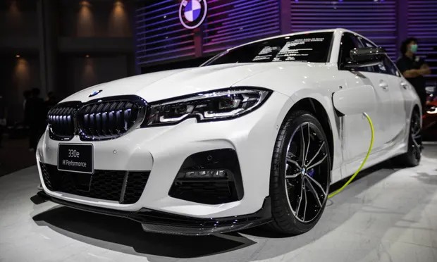 Carros híbridos enchufables contaminan más de lo que sugieren las medidas oficiales