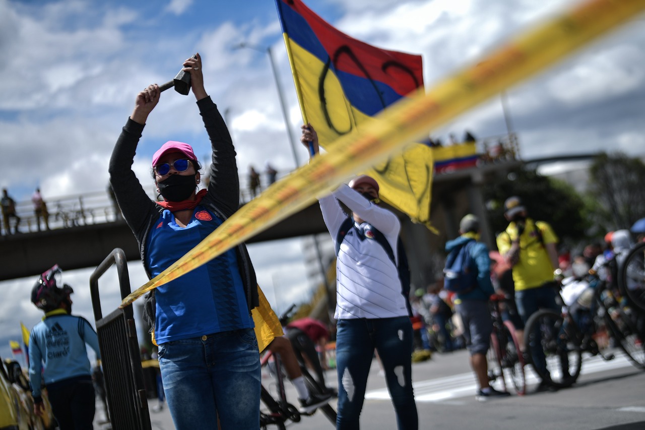 Con banderas y camisetas de Colombia, manifestantes protestaron en contra de la realización de la Copa América en el país.
