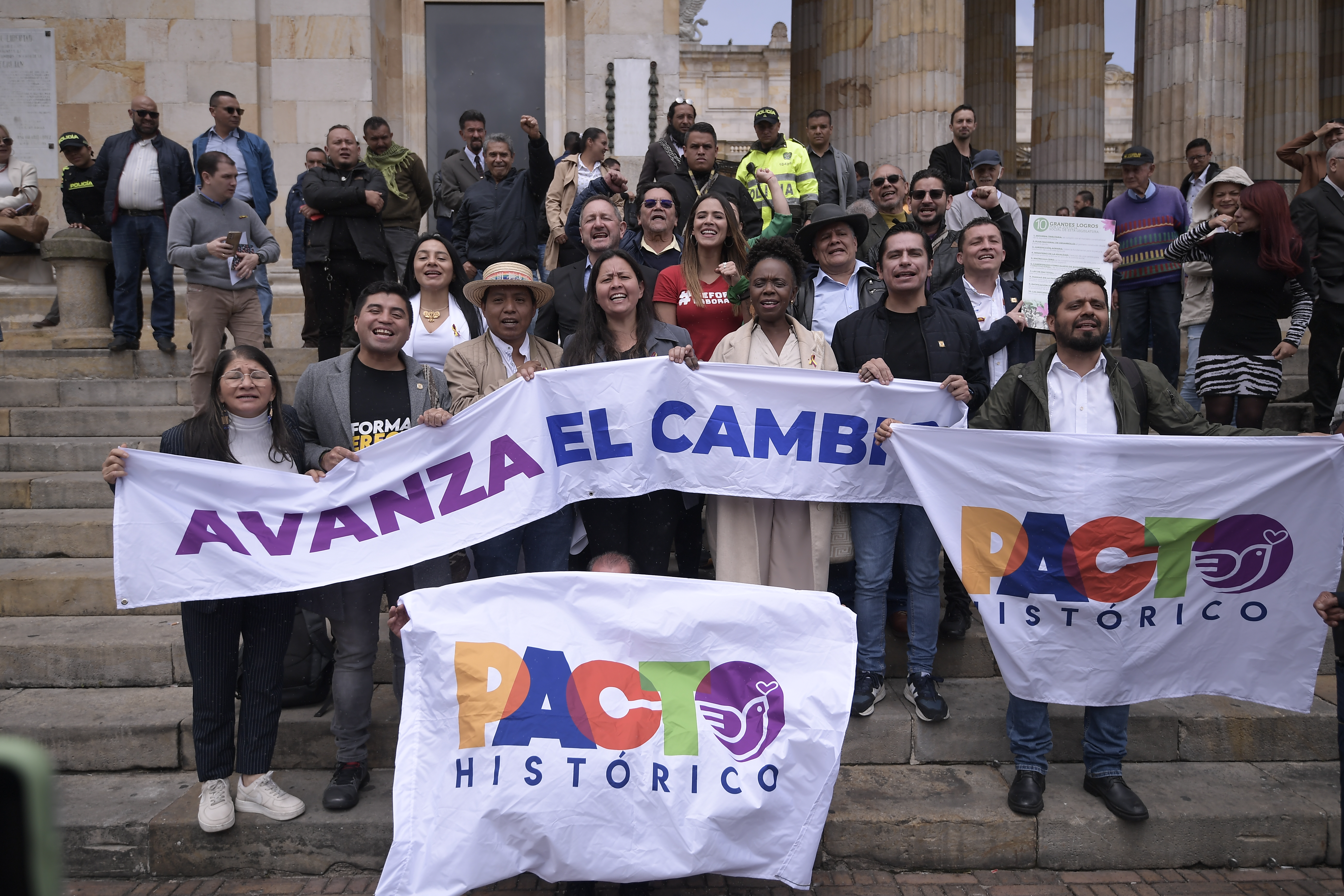 Congresistas del Pacto Histórico en rueda de prensa en la Plaza de Bolívar para rendirle cuentas a la ciudadanía sobre la legislatura 2022-2023.