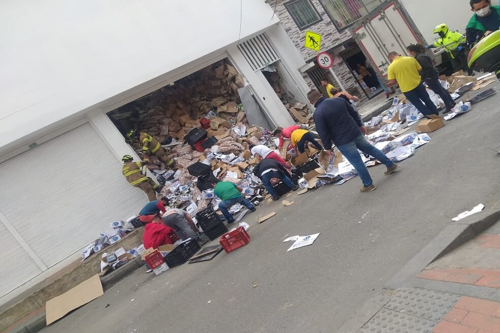Cuatro personas atrapadas tras desplome en supermercado de Cuidad Bolívar