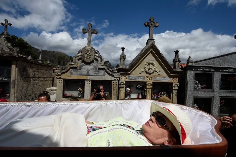En fotos: desfilar en ataúdes en vida para desafiar a la muerte en España