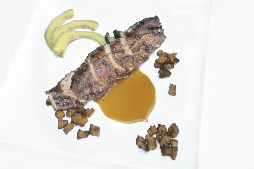 Lomo de cerdo horneado en cáscara de plátano