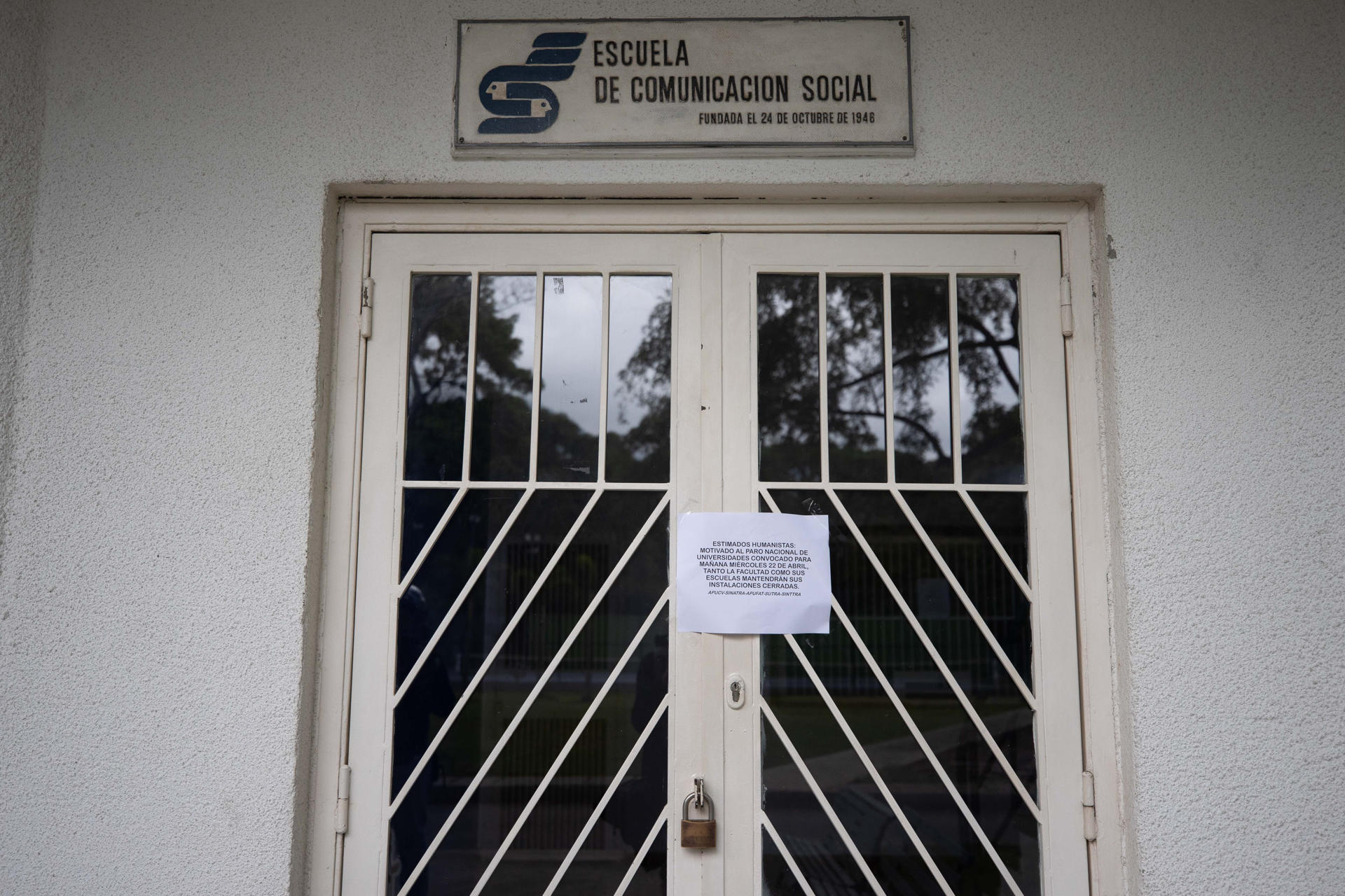 AMDEP3963. CARACAS (VENEZUELA), 22/04/2026.- Fotografía donde se observa un comunicado pegado en la puerta cerrada de la Escuela de Comunicación Social de la Universidad Central de Venezuela, durante un paro nacional de trabajadores de universidades este miércoles, en Caracas (Venezuela). Los trabajadores de 23 universidades públicas de Venezuela comenzaron un paro, que durará 24 horas, para exigir un aumento del salario mínimo, congelado desde 2022 y equivalente hoy a 27 centavos de dólar mensuales, según el tipo de cambio oficial. EFE/ Ronald Peña R