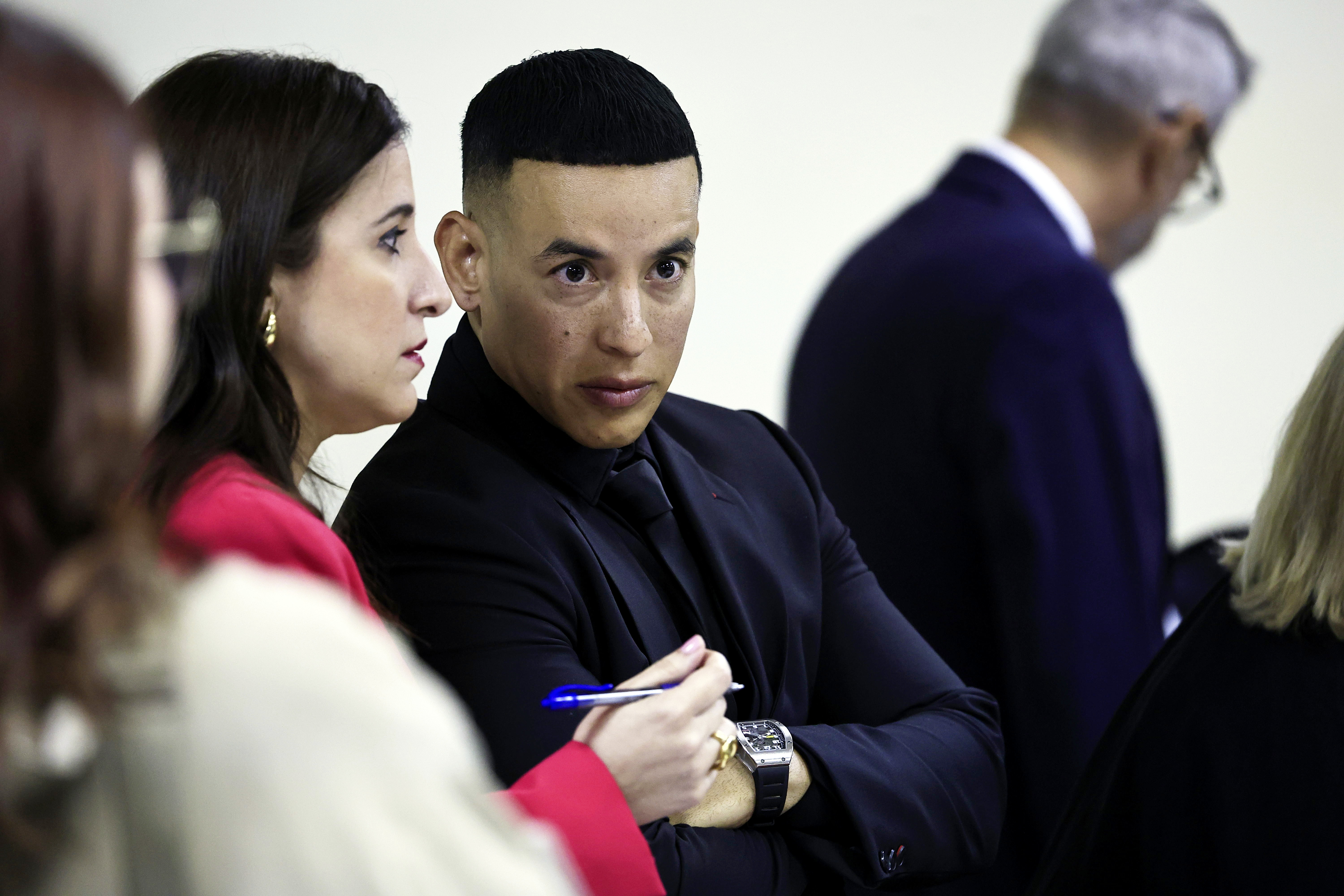 Daddy Yankee pide desacato contra su esposa y cuñada por incumplir acuerdo judicial