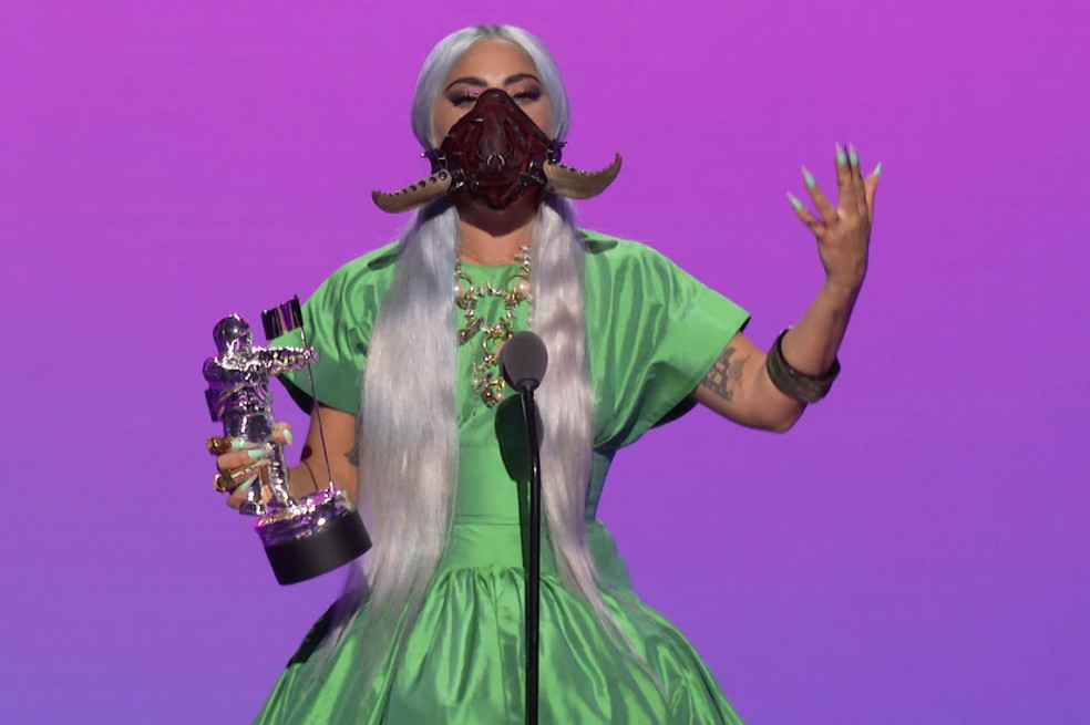 Para recibir el premio a la Canción del año, la artista lució un tapabocas con cuernos diseñada por Lance Victor Moore.