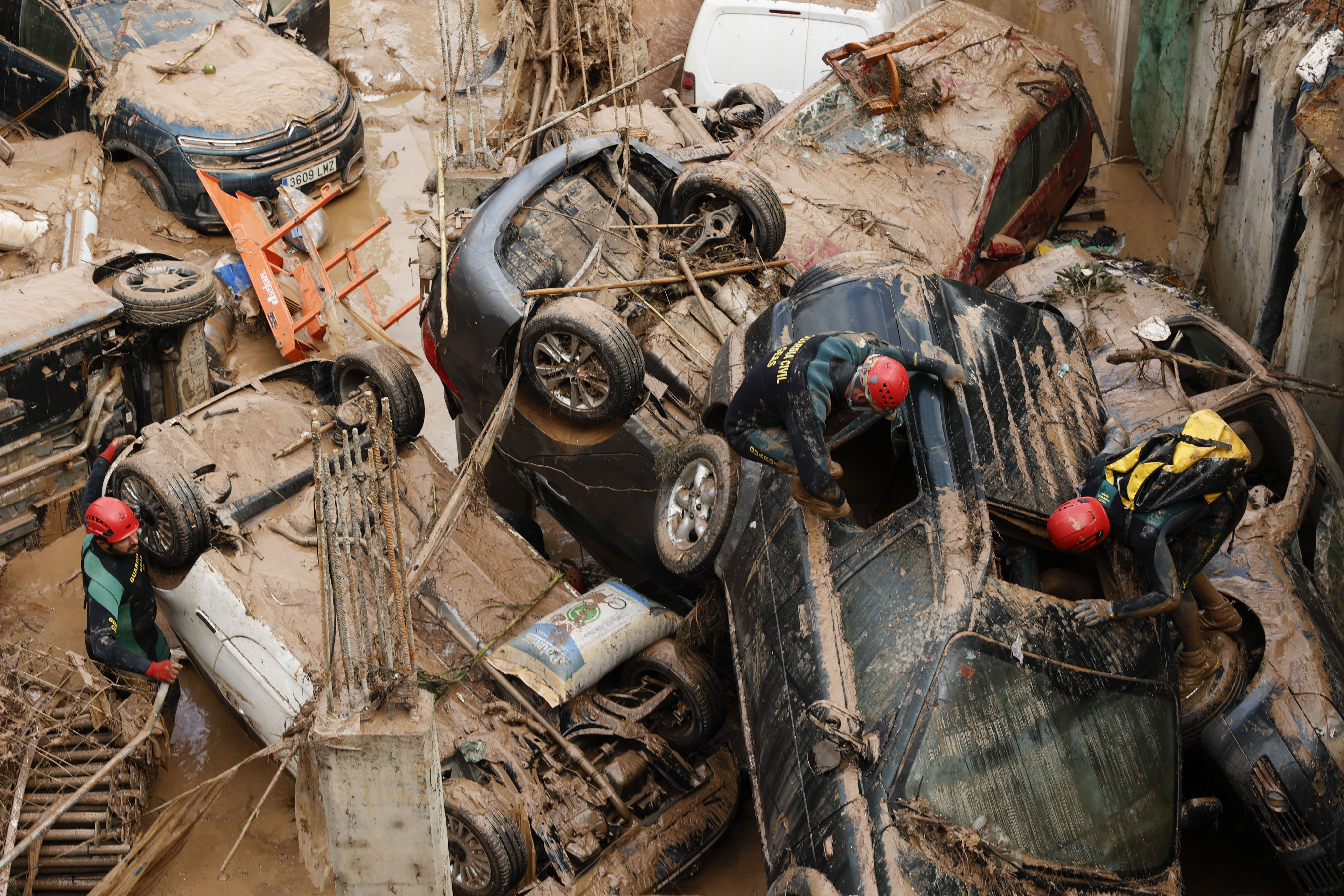 El Gobierno español eleva a 211 los fallecidos por las inundaciones en Valencia
