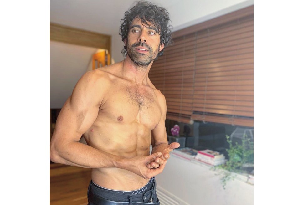 “Los #haters dirán que estoy posando para marcar más el brazo... yyyy... a ver... o sea... mmm... que coño tienen toda la razón”, escribió el participante de MasterChef Celebrity junto a una foto en la que aparece con pantalón, pero sin camisa.