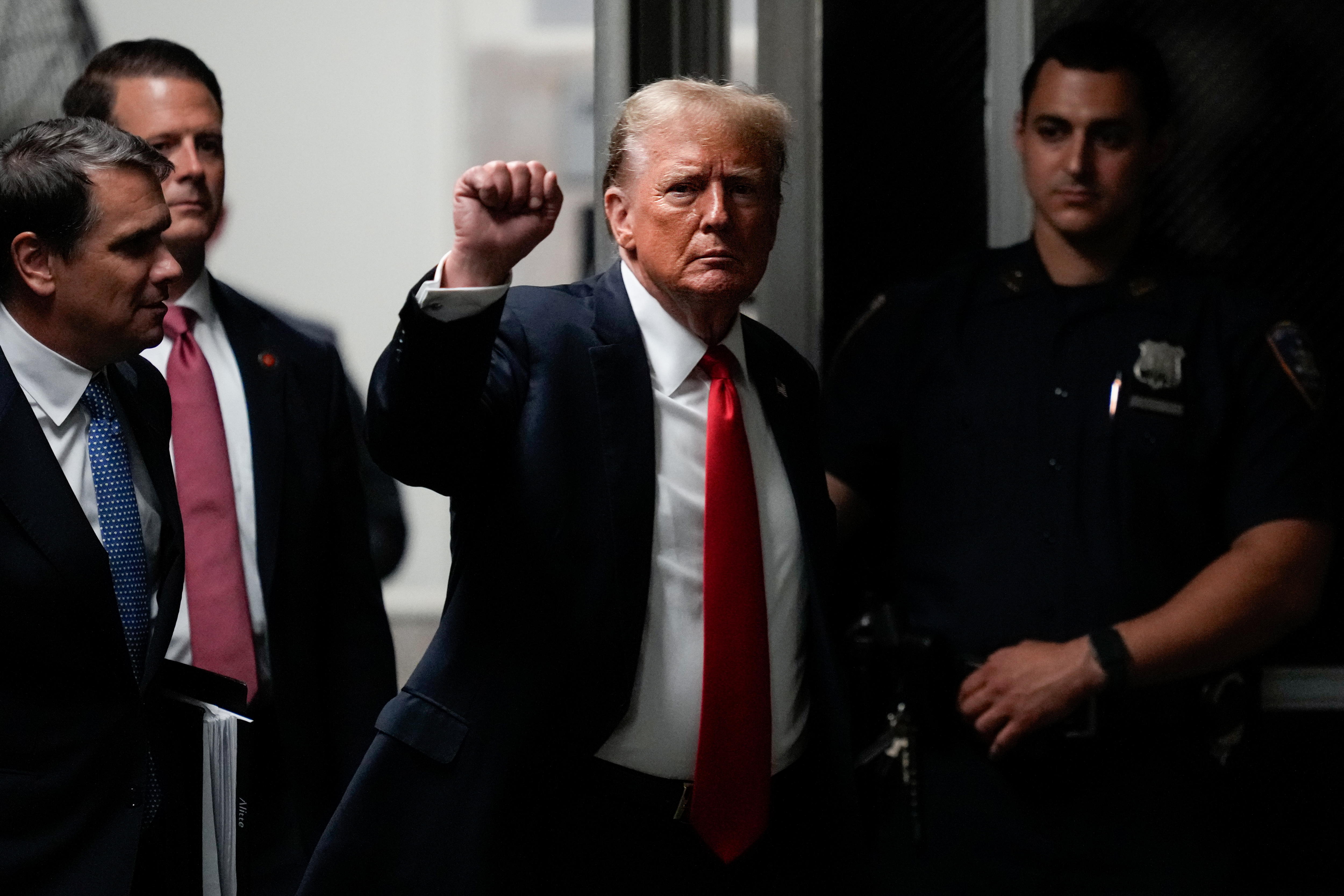 New York (United States), 28/05/2024.- Former US president Donald Trump (C) returns from a break at Manhattan Criminal Court in New York, New York, USA, 28 May 2024. Trump is facing 34 felony counts of falsifying business records related to payments made to adult film star Stormy Daniels during his 2016 presidential campaign. (tormenta, Nueva York) EFE/EPA/JULIA NIKHINSON / POOL
