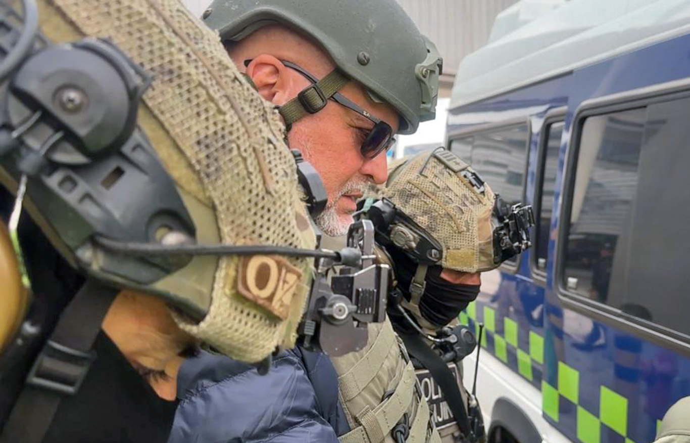 AME2878. BOGOTÁ (COLOMBIA), 27/02/2024.- Fotografía cedida por la Policía de Colombia que muestra al exjefe paramilitar Salvatore Mancuso, quien fue comandante de las Autodefensas Unidas de Colombia (AUC), tras su llegada este martes procedente de Estados Unidos, país del que fue deportado tras cumplir una condena por narcotráfico, en Bogotá (Colombia). Mancuso venía en un vuelo chárter de deportados que aterrizó en el Comando Aéreo de Transporte Militar (Catam) de la capital colombiana y ahora tendrá que comparecer ante la Justicia de Colombia por decenas de crímenes cometidos durante el conflicto armado. EFE/ Policía de Colombia/SOLO USO EDITORIAL/SOLO DISPONIBLE PARA ILUSTRAR LA NOTICIA QUE ACOMPAÑA (CRÉDITO OBLIGATORIO)