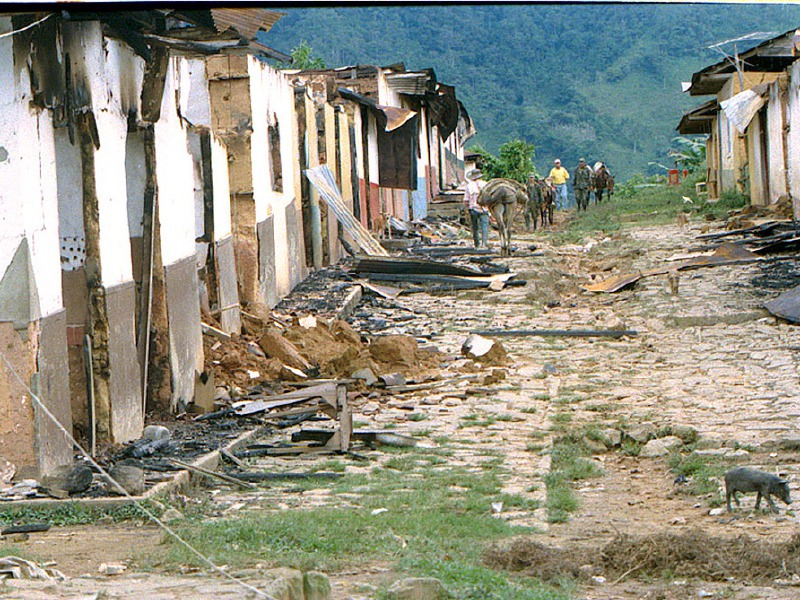El 12 de noviembre de 1997, dos semanas después de la masacre de El Aro, El Colombiano captó las primeras imágenes de la destrucción causada por las autodefensas que quemaron el 80% del poblado.