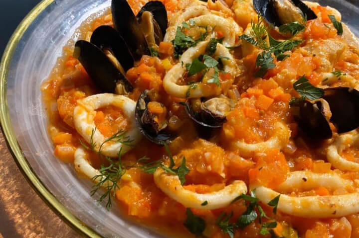 Caldereta de mar con mejillones y anillos de calamar