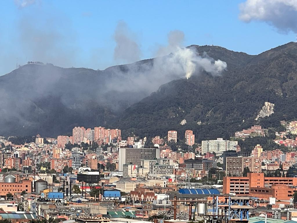 De acuerdo con la Secretaría de Ambiente, el material particulado del incendio afecta notablemente la calidad del aire de Bogotá.