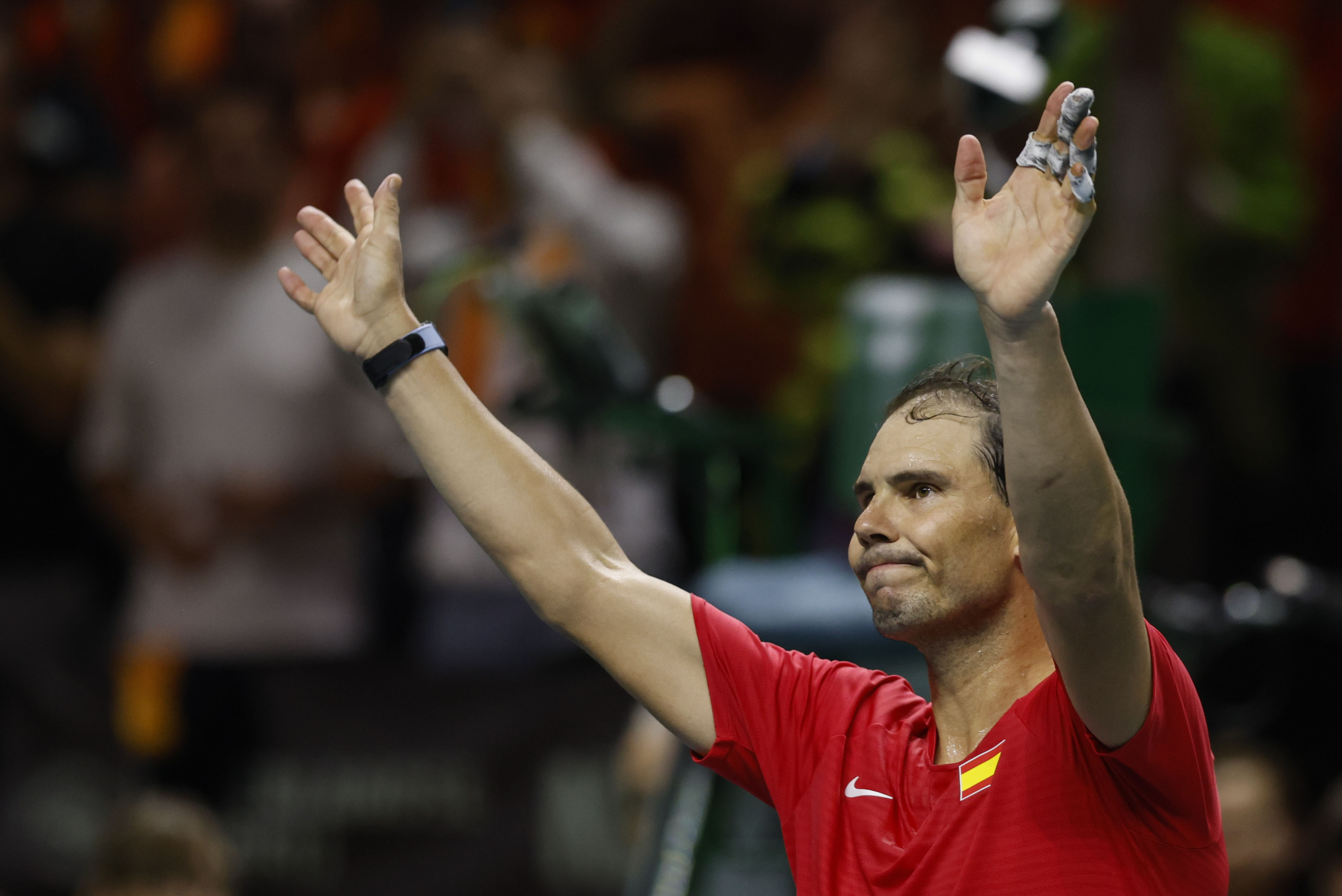 -FOTODELDÍA- MÁLAGA, 19/11/2024.- El tenista español Rafa Nadal saluda al público tras su derrota ante el neerlandés Botic Van de Zandschulp durante el primer partido de los cuartos de final entre los equipos de España y Países Bajos, este martes en el Palacio de los Deportes José María Martín Carpena de Málaga (Andalucía). EFE/Jorge Zapata