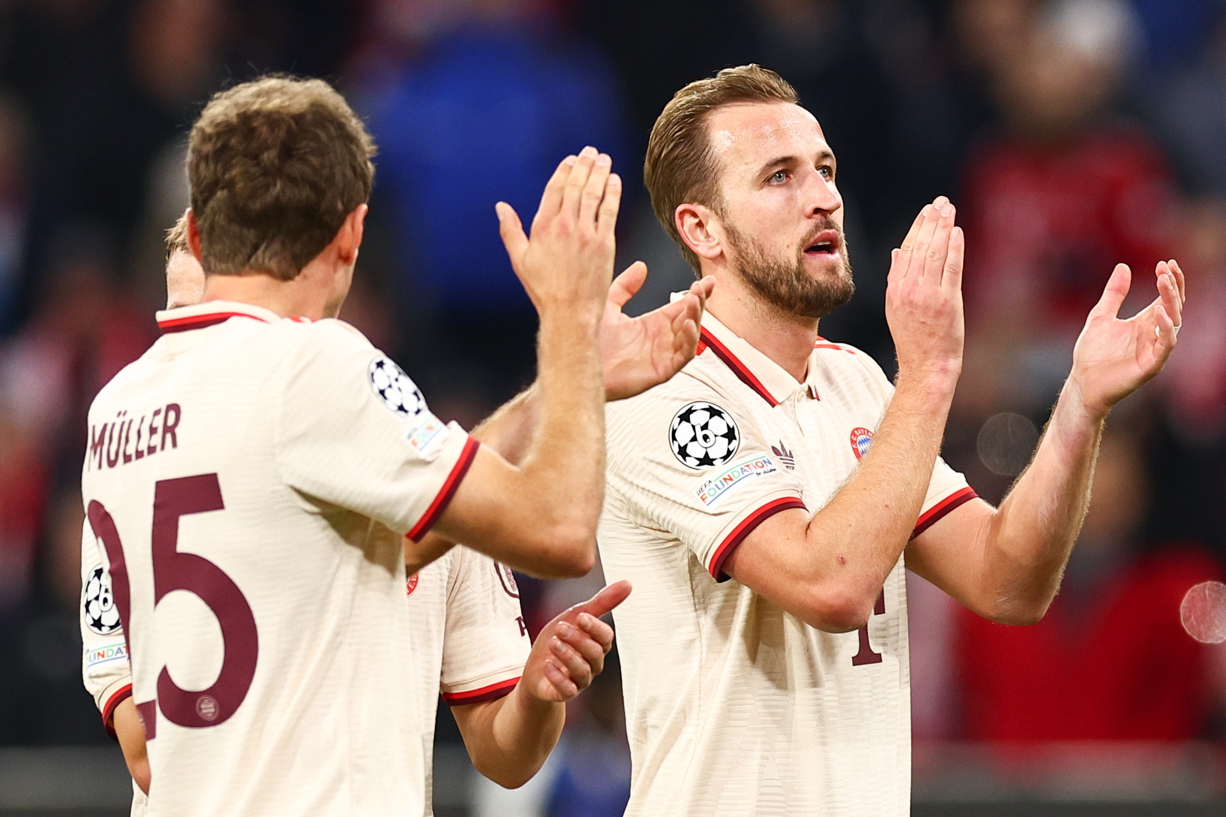 Munich (Germany), 24/11/2024.- Munich's Thomas Mueller (L) and Munich's Harry Kane celebrate after the UEFA Champions League soccer match between Bayern Munich and Paris Saint-Germain (PSG) in Munich, Germany, 26 November 2024. (Liga de Campeones, Alemania) EFE/EPA/ANNA SZILAGYI