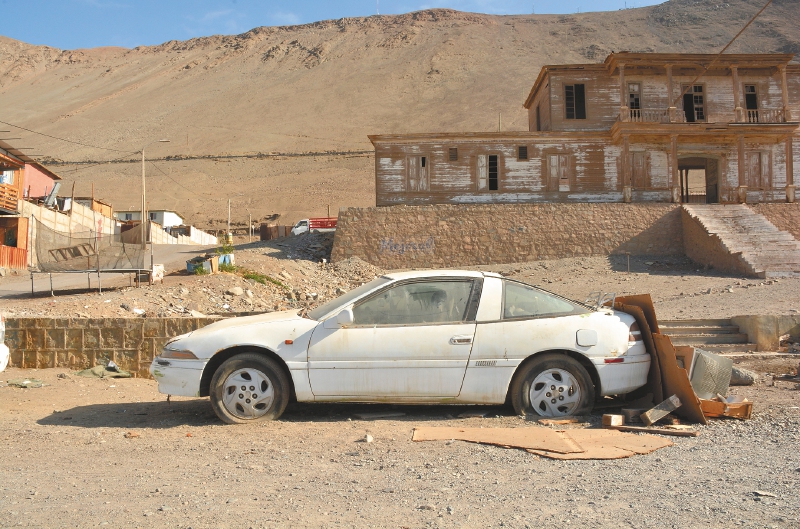 Un carro estacionado en Pisagua, un pueblo chileno en donde
tres de sus gobiernos instauraron campos de prisioneros/ Cortesía.