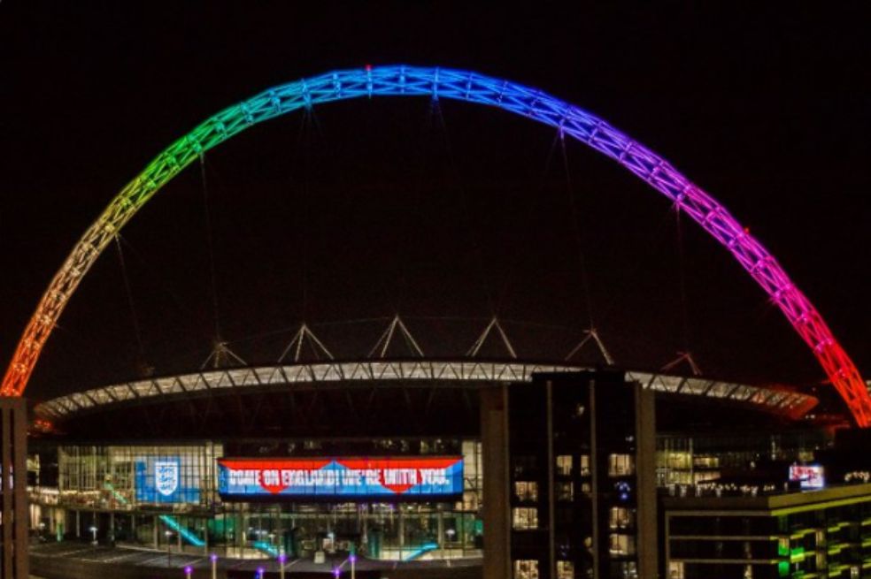 Protesta contra la Fifa: Inglaterra ilumina su casa con los colores de la bandera LGBT