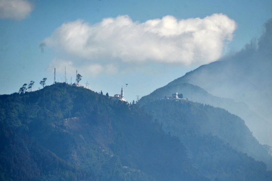 Desde el aire intensifican labores de extinción de incendio en cerros de Bogotá