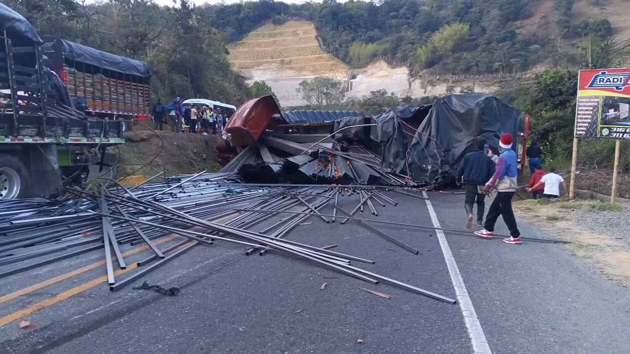 Accidente en vía Panamericana: tractomula chocó contra tres camiones