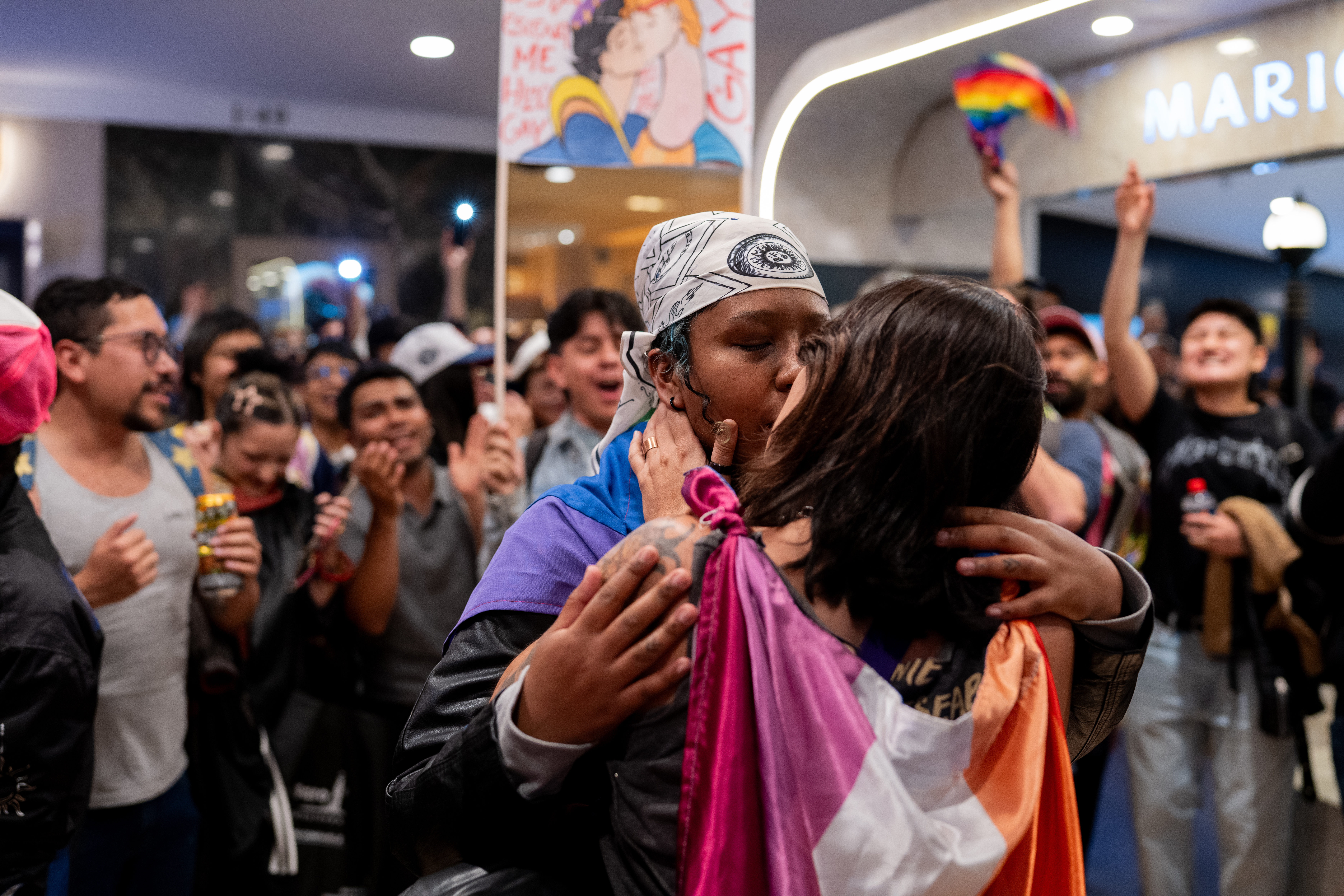 “Besatón” en Centro Comercial Andino.
