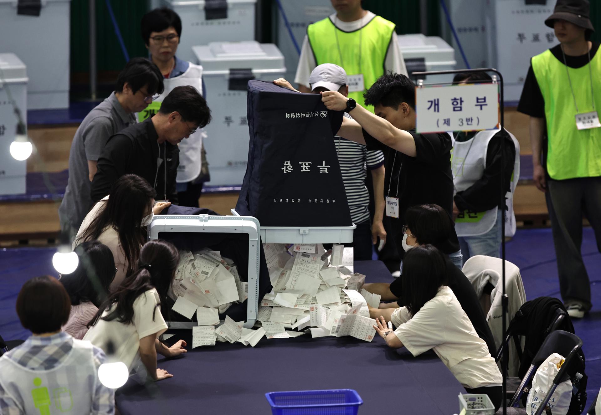 Candidato de centroizquierda gana presidenciales en Corea del Sur, según sondeos