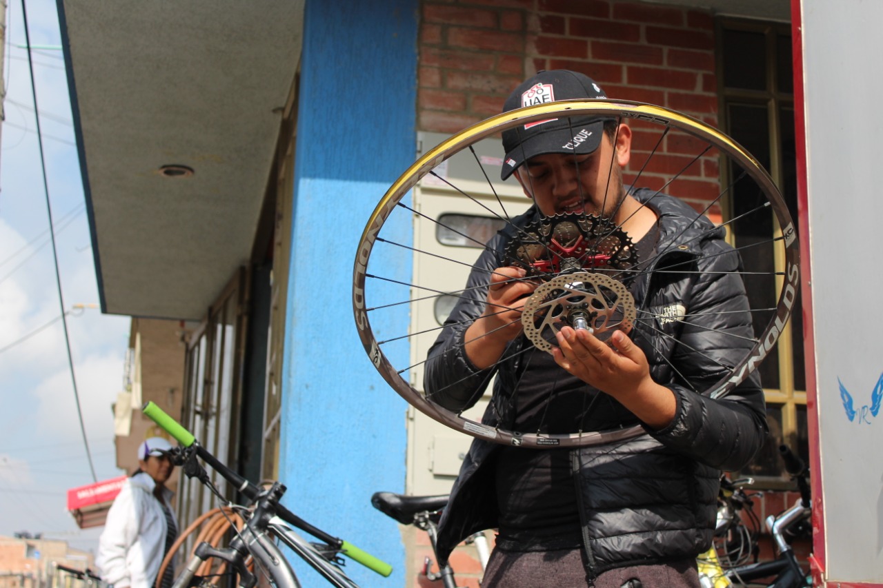La habilidad que tiene Andrés para la reparación de bicicletas lo ayudó a sortear cualquier dificultad que se presentara en sus entrenamientos.