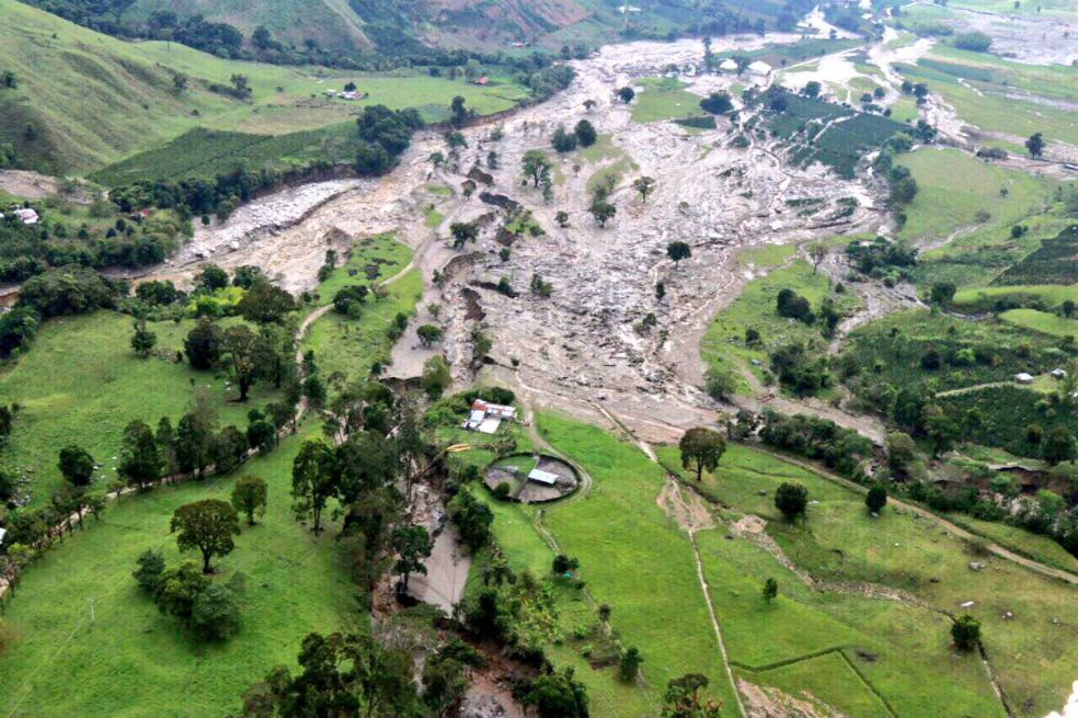 Más de 2.000 evacuados y 100 casas arrasadas por avalancha en el Huila