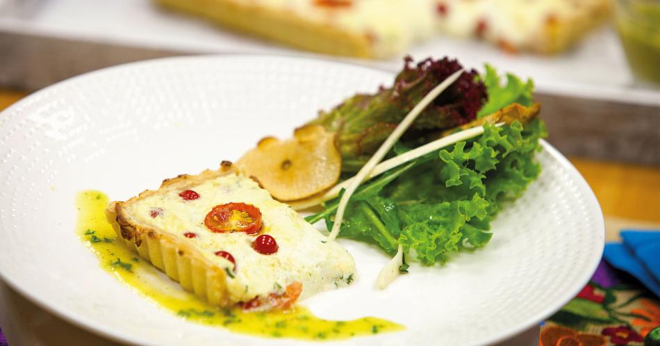 Tartaleta rellena de quesos ricota y de cabra con tomates