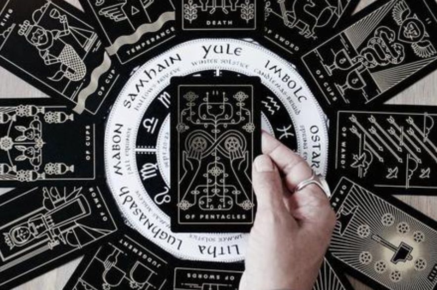 Virgo: Está convencido de que todo se enreda por la falta de sinceridad. Es muy difícil que las personas digan lo que piensan: evasivas, subterfugios, ocultamiento, silencio, mentiras, trampas y manipulaciones, un lodazal. Es preciso desenredar la maraña para llegar a lo que es. Usted destapará las cartas sobre la mesa y exigirá que los demás hagan lo mismo para empezar cualquier conversación. Velas rojas, muchas velas rojas, sin falta.