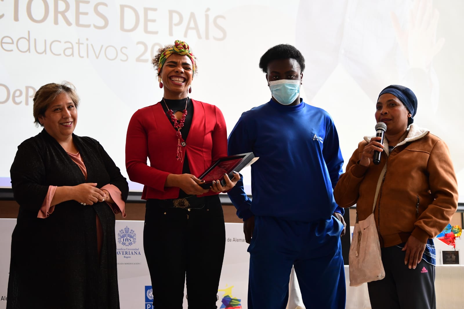 El segundo lugar de la categoría Instituciones educativas públicas por su aporte a la construcción de país  lo recibió el Colegio Ciudad Chengdú por su iniciativa: Ciudad Chengdú Viva y Diversa de Bogotá.