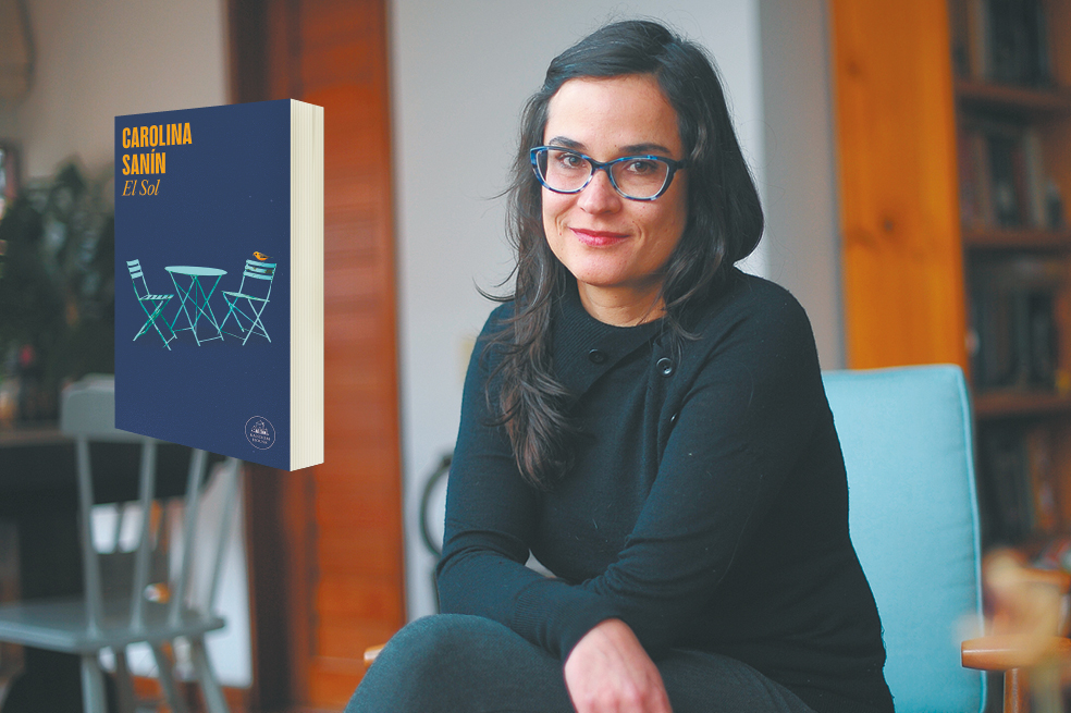 Carolina Sanín y la portada de su más reciente libro.