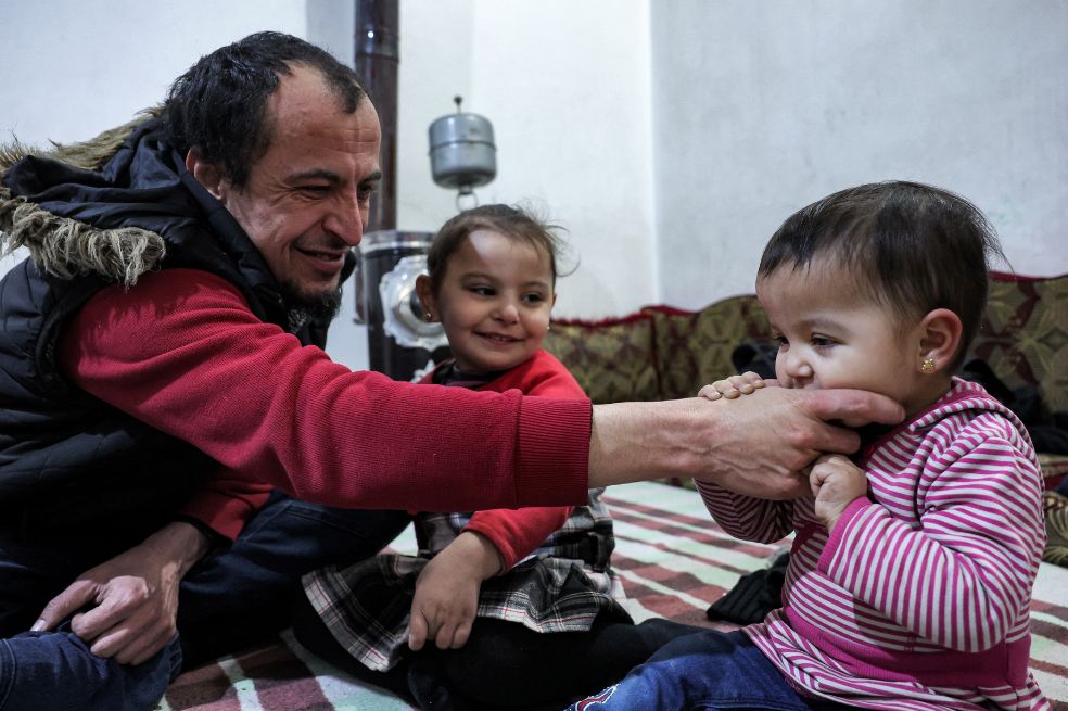 Shakhbanov decidió "volver a la vida civil" abrió "Sushi Idlib", el único restaurante de Sushi de la provincia homónima para dar a conocer la cocina japonesa a los habitantes de esta zona rebelde de tres millones de habitantes.