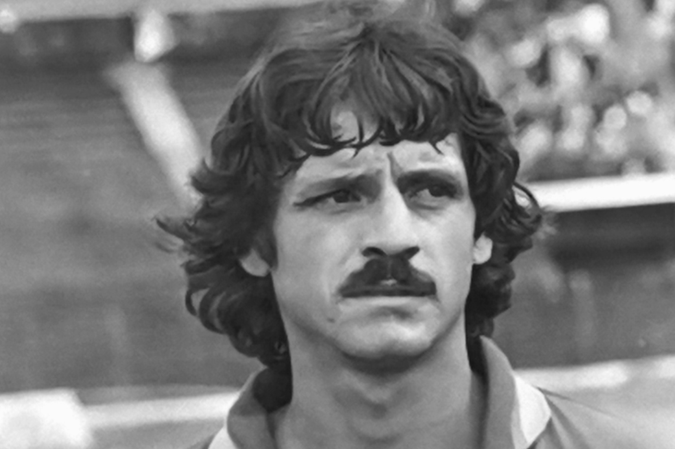 Cuando el cielo llama a un lateral: homenaje a “Pocillo” López
