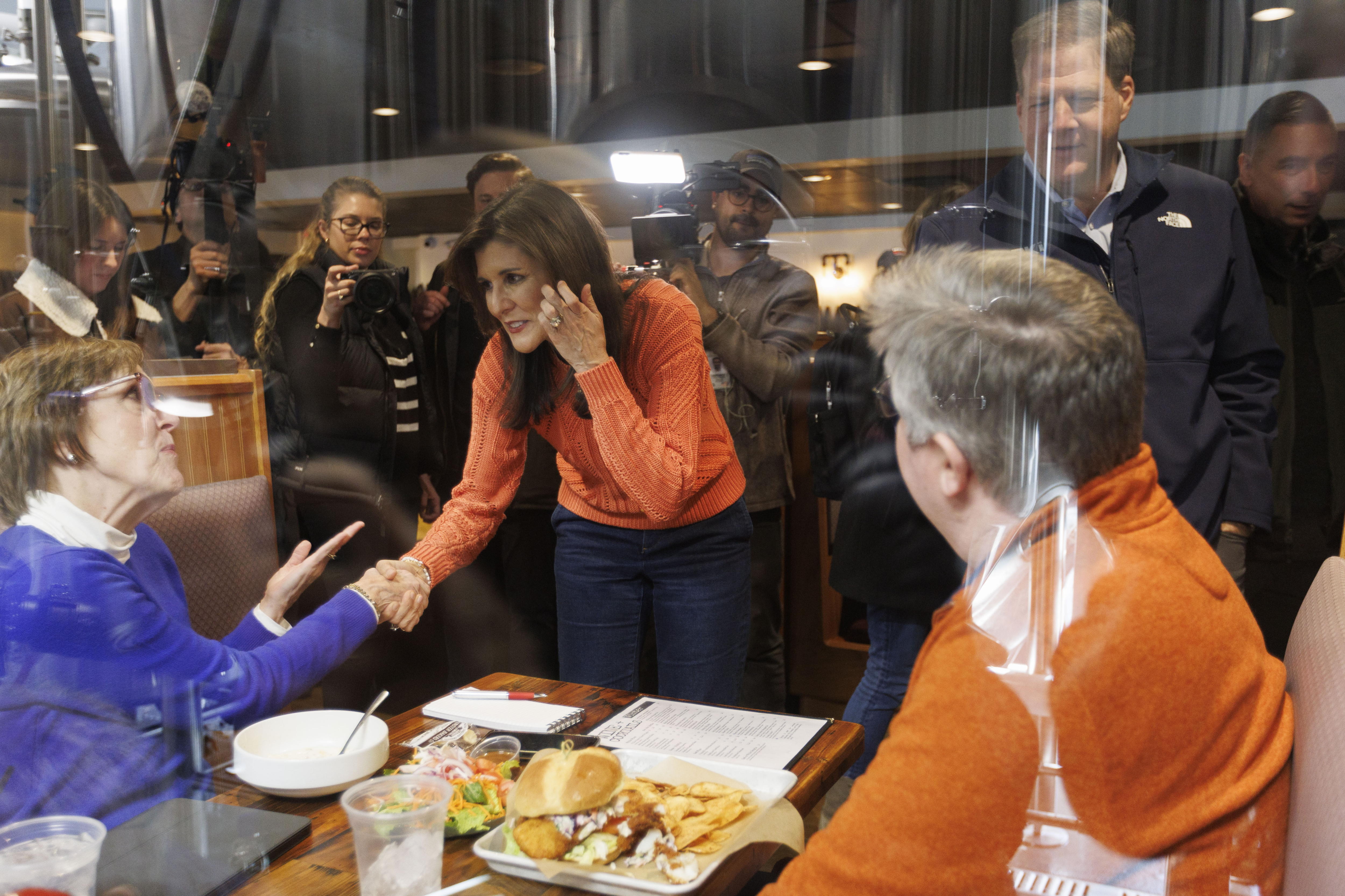 Franklin (United States), 22/01/2024.- Republican candidate for president, former South Carolina Governor Nikki Haley (C) meets with voters during a campaign stop at the Backyard Brewery in Manchester, New Hampshire, USA, 22 January 2024. Haley is battling against former US President Trump in the New Hampshire Republican Primary to be held on 23 January 2024. (Elecciones) EFE/EPA/CJ GUNTHER