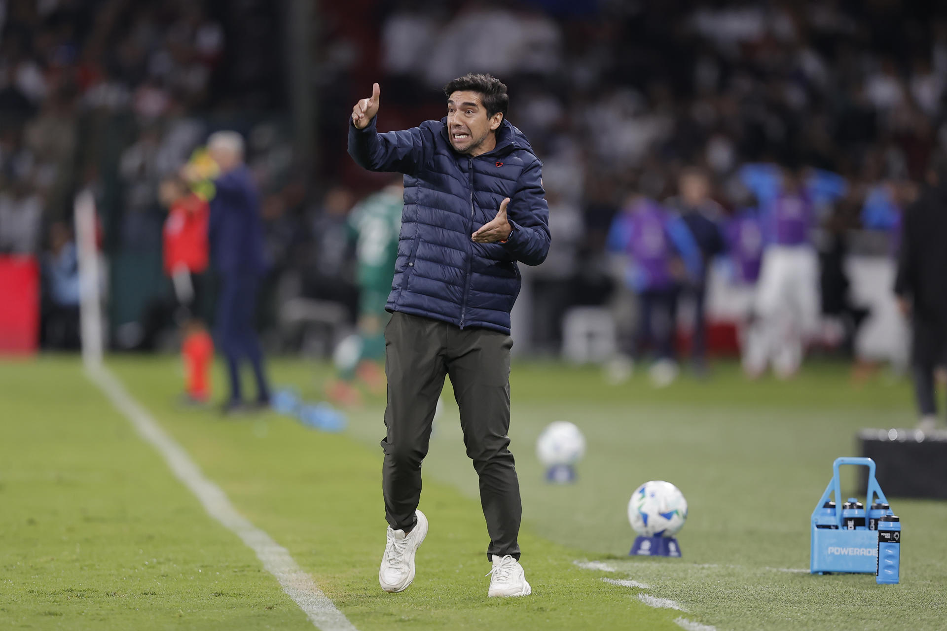 AMDEP7639. QUITO (ECUADOR), 23/10/2025.- El entrenador de Palmeiras, Abel Ferreira, da indicaciones este jueves, en un partido de semifinal de la Copa Libertadores entre LDU Quito y Palmeiras en el estadio Rodrigo Paz Delgado, en Quito (Ecuador). EFE/ José Jácome