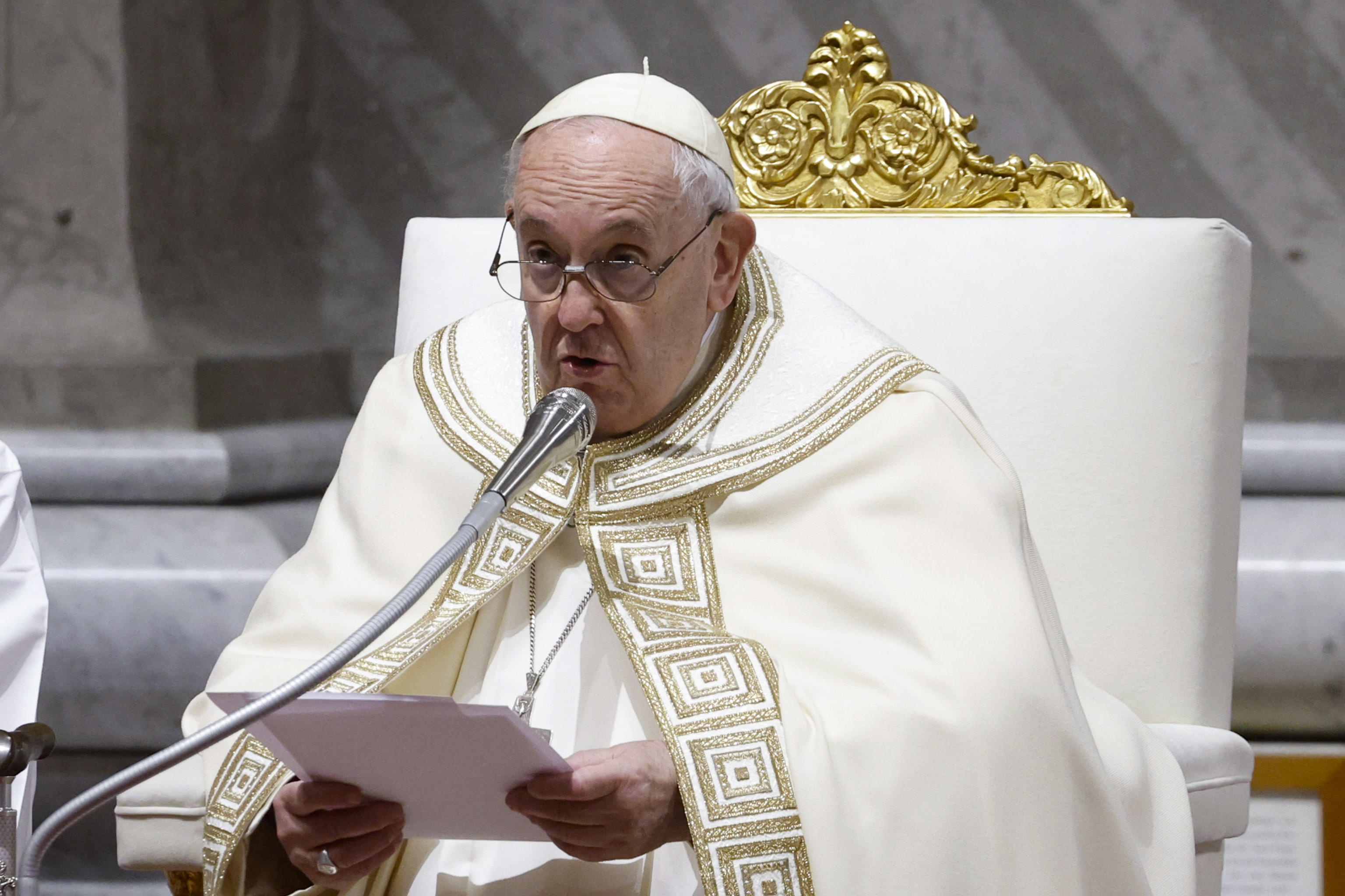Así fue el homenaje del papa Francisco a Benedicto XVI en el día de su muerte
