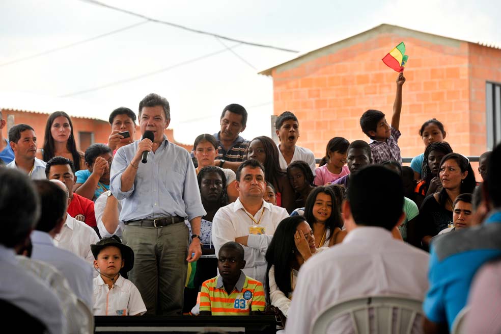 El presidente Juan Manuel Santos durante la entrega de viviendas gratuitas en el municipio de Pradera (Valle del Cauca). / Andrés Torres - El Espectador