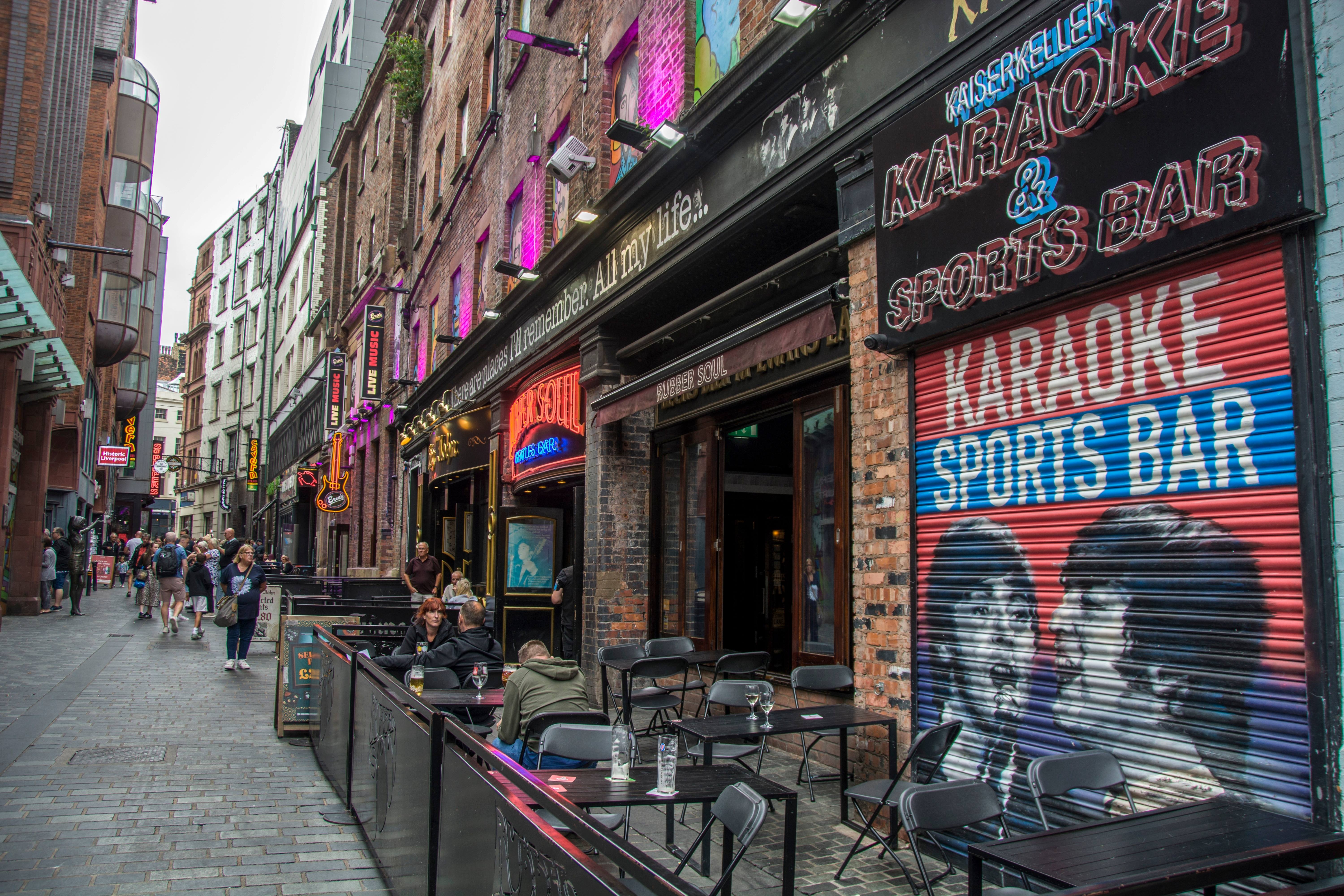 Mathew Street, donde se encuentra el mítico The Cavern Club, es uno de los lugares más emblemáticos de la historia de los Beatles.