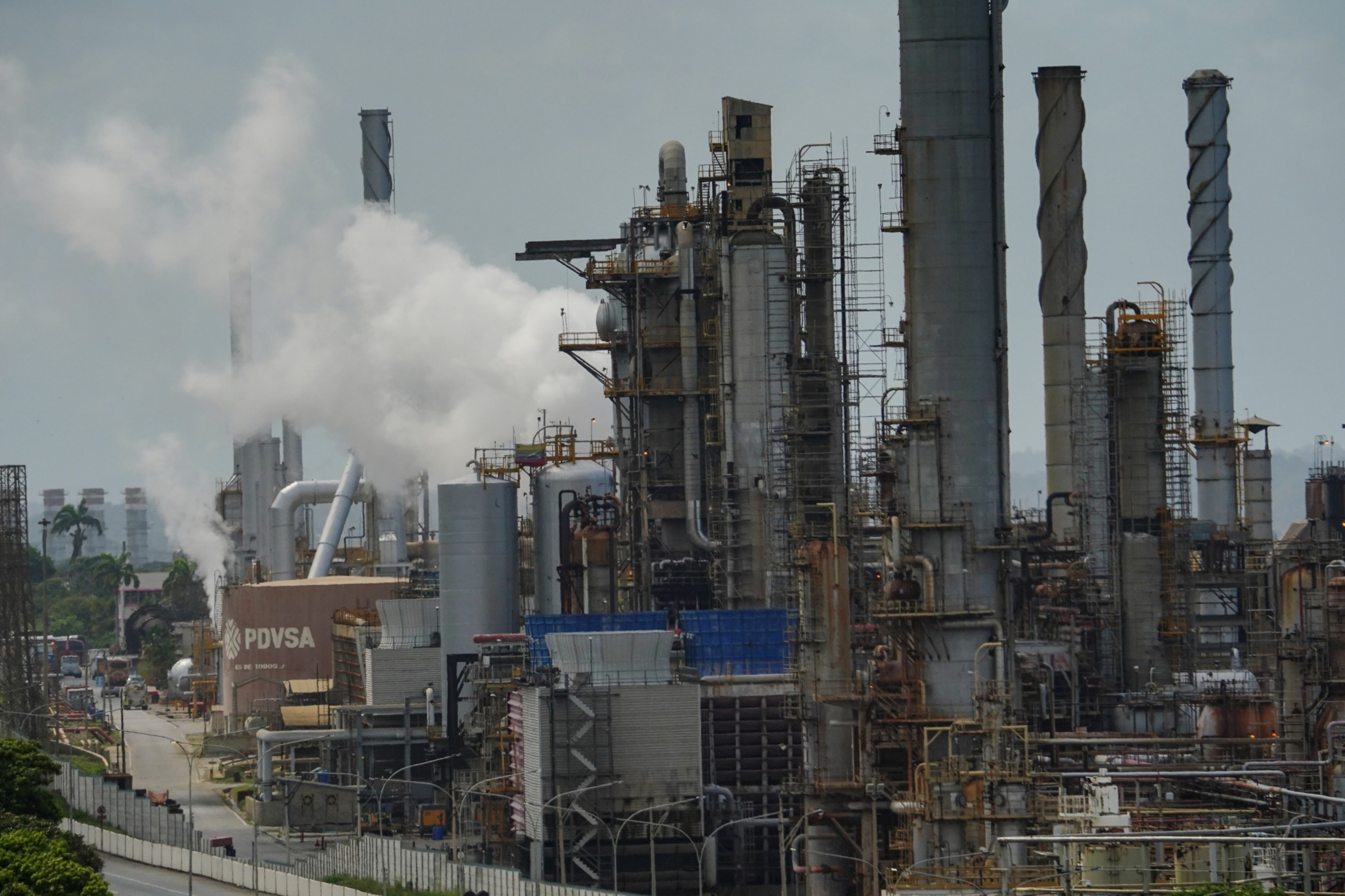 Venezuela firma acuerdo con petroleras ENI y Repsol para exportar gas natural