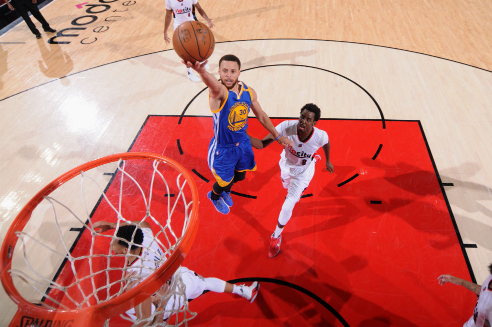 Los Warriors le ganan a Portland y avanzan en la postemporada de la NBA