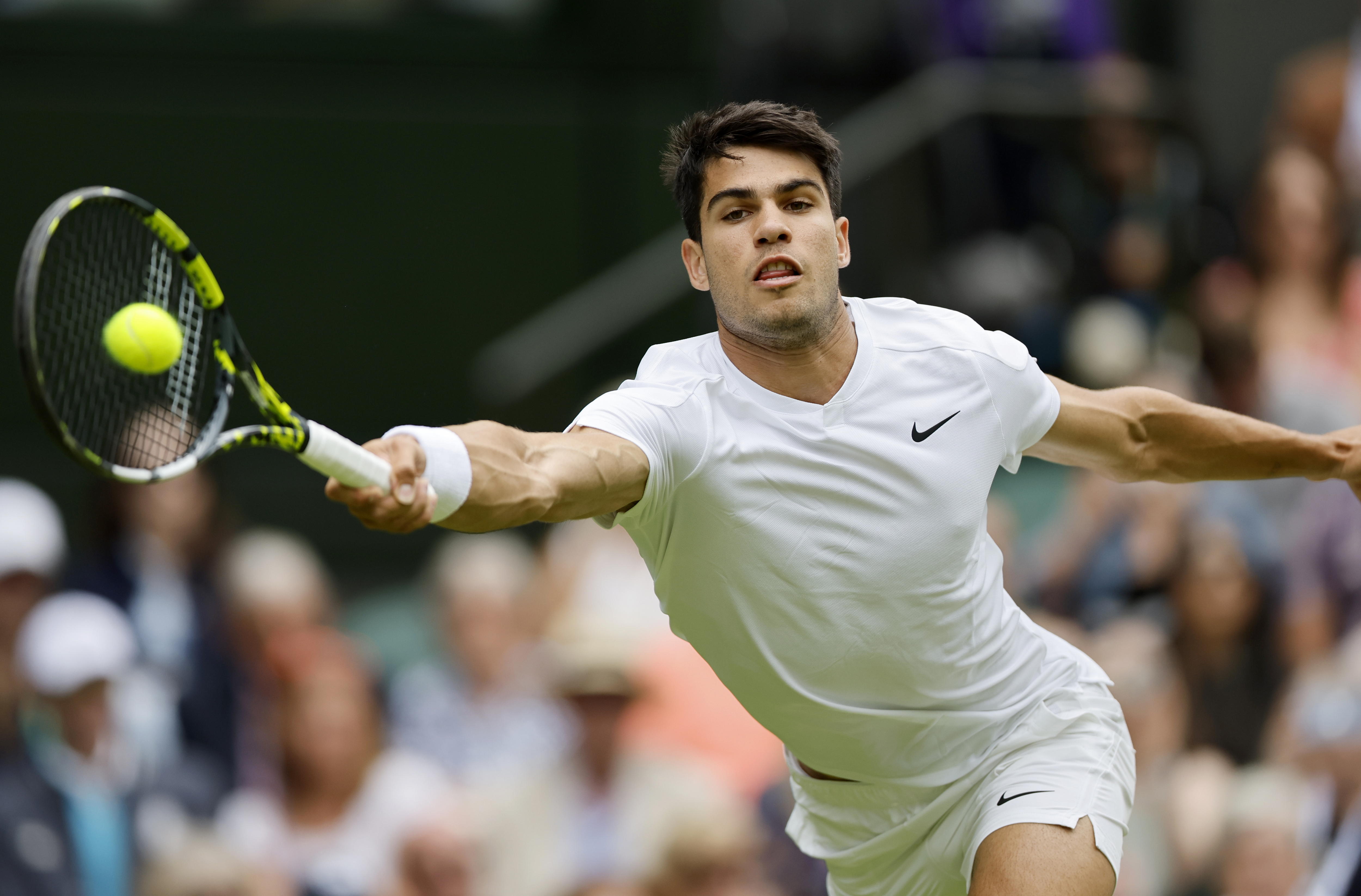 Carlos Alcaraz y Jannik Sinner se estrenaron con victoria en Wimbledon