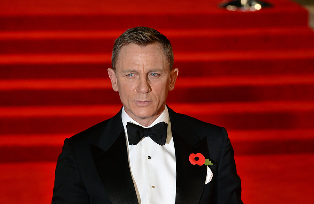 Este detalle descartaría a algunos de los candidatos que han sonado en los últimos meses: Sam Heughan tiene 42 años; Idris Elba tiene 49 años y Tom Hardy tiene 44 años. Quien sí parece encajar es Regé-Jean Page, ya que el intérprete de Bridgerton tiene 34 años.