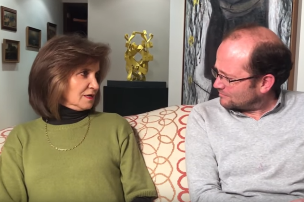 Cecilia Ospina y Daniel Samper Ospina en el 'tag de la mamá'.  / Captura de pantalla video de YouTube: #HolaSoyDanny