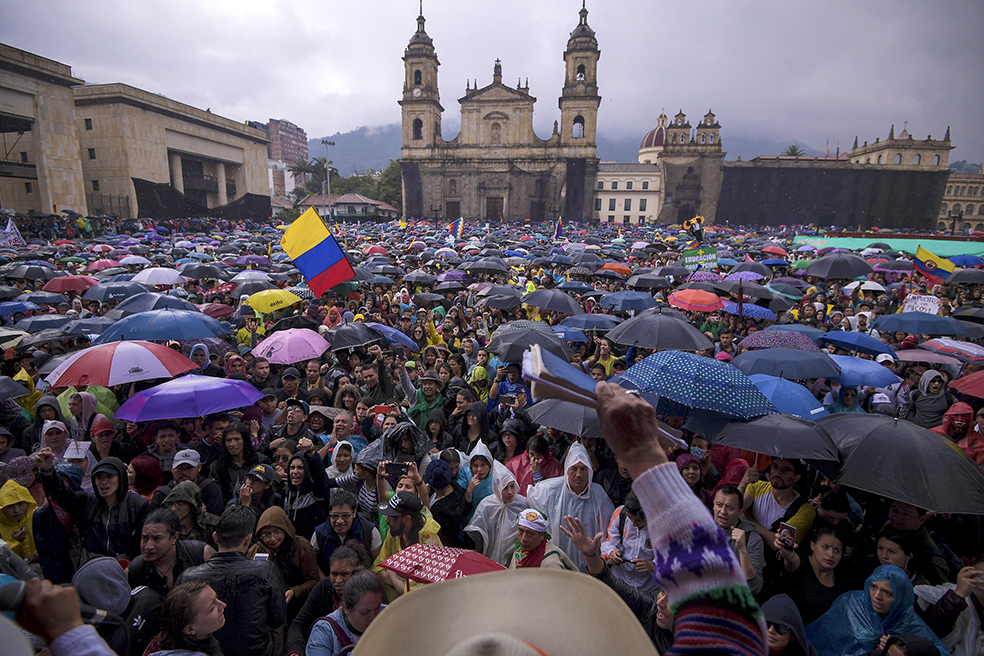 En la Plaza de Bolívar a pesar de la fuerte lluvia los manifestantes no se retiraron hasta que llegó el Esmad.Mauricio AlvaradoLos primeros manifestantes llegan a la Plaza de Bolívar, donde se hará la gran concentración del paro nacional.Los principales bloqueos en la capital del país se presentaron en el Portal Suba, Américas, Sur, Usme y el 20 de julio, según reportes del sistema. En el momento solo está operando el portal del Norte (desde la estación Terminal hasta Alcalá) y El Dorado (desde el portal hasta la Av. Rojas).