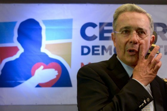 Uribe acusó a embajada de Colombia en Madrid de presionar para que universidad en España no lo condecorara
