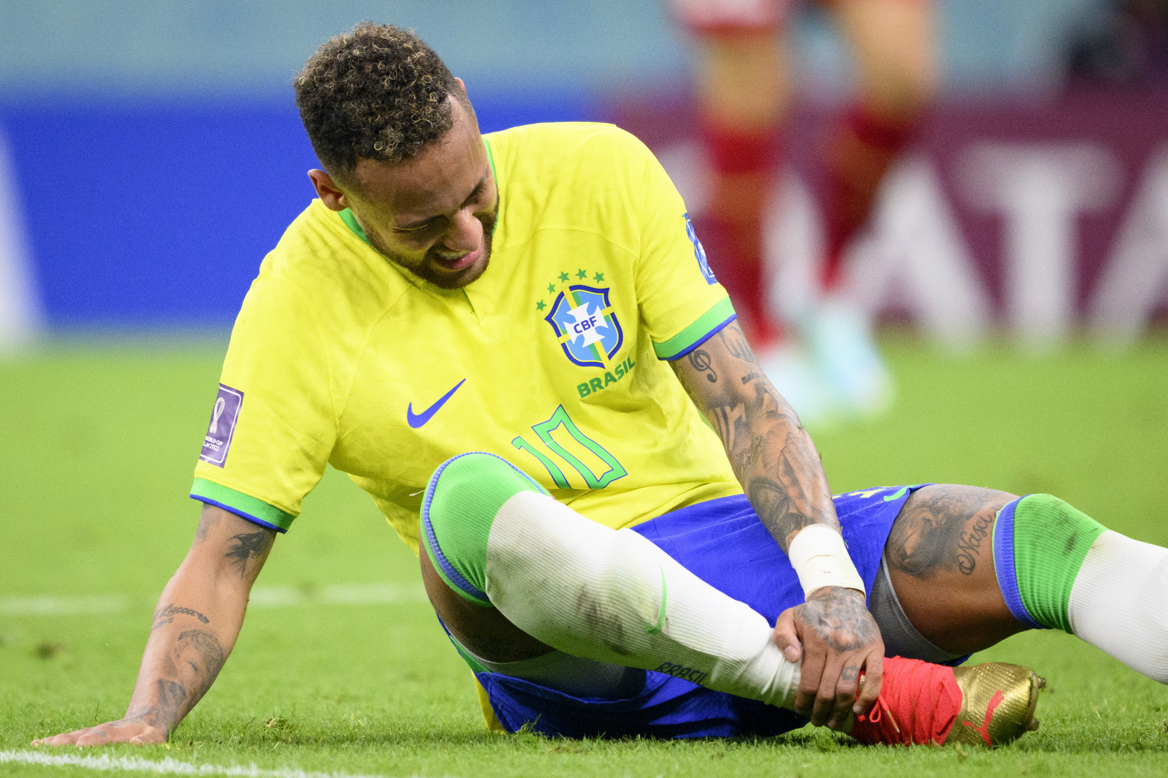 Doha (Qatar), 24/11/2022.- Brazil's forward Neymar holds his right ankle during FIFA World Cup 2022 group G soccer match between Brazil and Serbia at Lusail Stadium in Lusail, Qatar, 24 November 2022. (Mundial de Fútbol, Brasil, Estados Unidos, Catar) EFE/EPA/LAURENT GILLIERON SWITZERLAND OUT